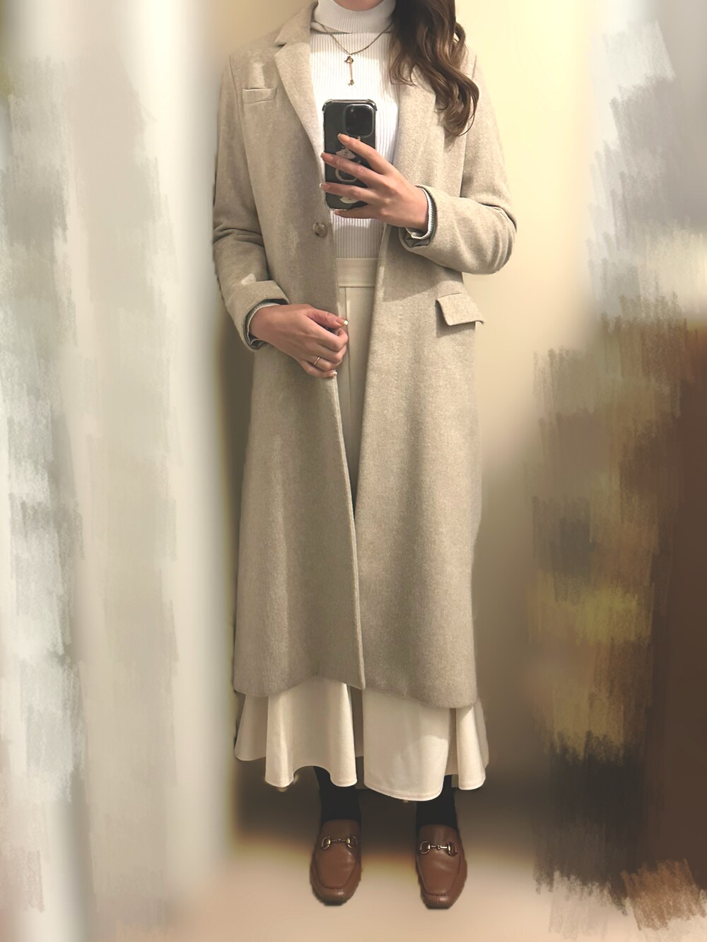 ブラウン系のローファーを着用したレディースの冬コーディネートの2枚目の写真