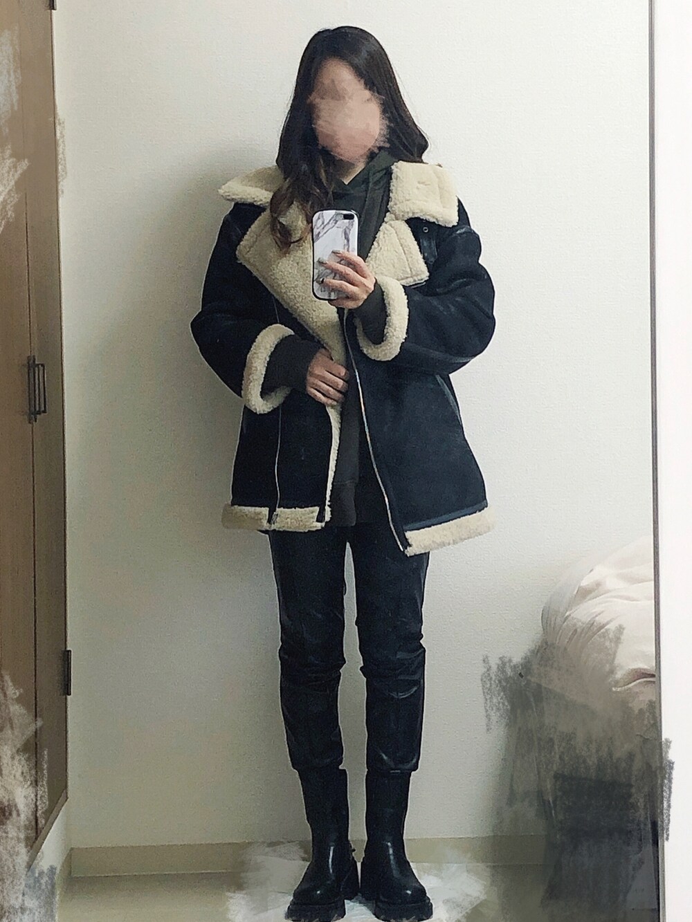 グリーン系のパーカー、ブラック系のその他パンツ、ブラック系のブーツを着用したレディースの冬コーディネートの2枚目の写真