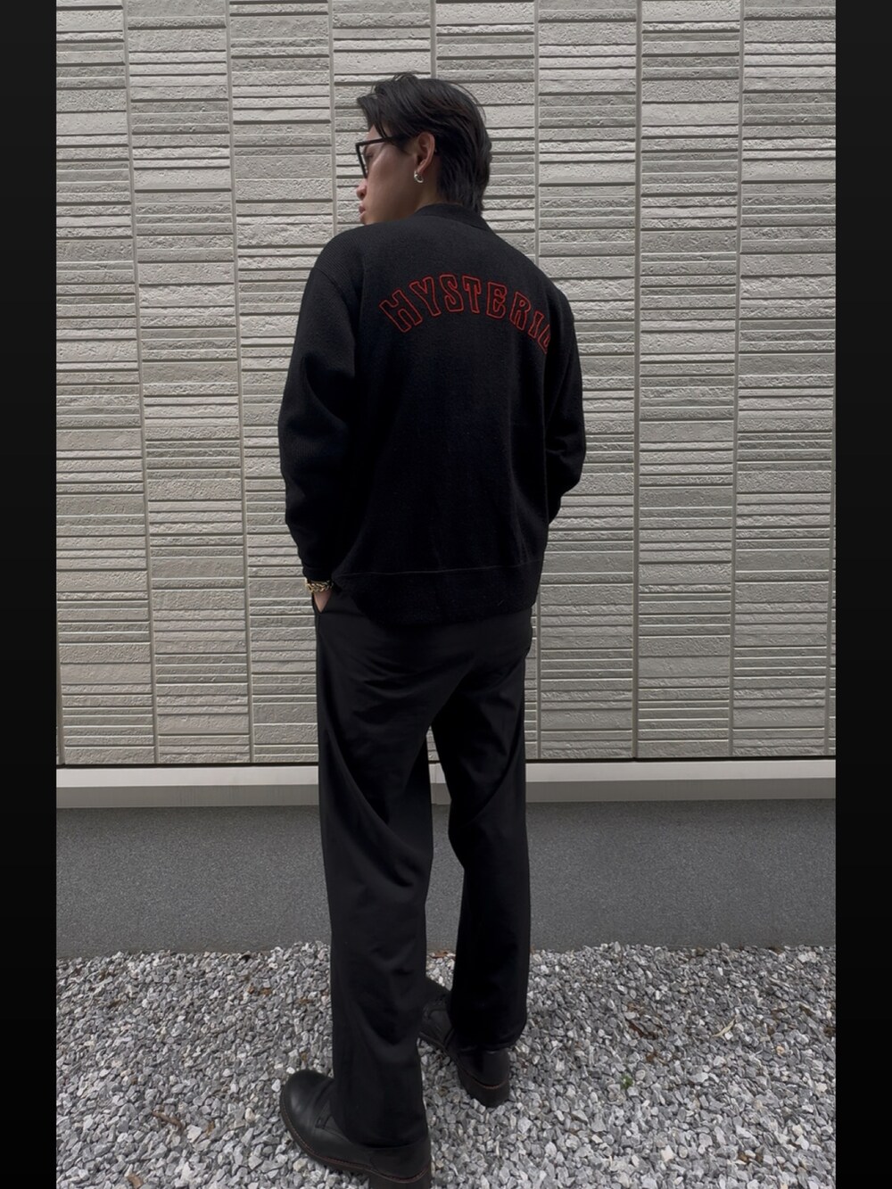 ブラック系のカーディガン/ボレロ、ブラック系のブーツ、ブラック系のサングラスを着用したメンズの春コーディネートの4枚目の写真
