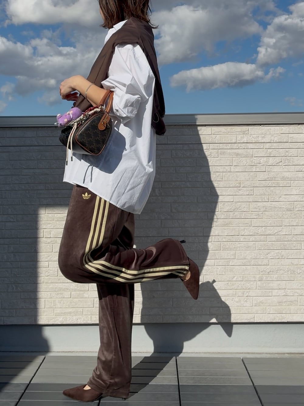 ブラウン系のパンプスを着用したレディースの春コーディネートの4枚目の写真