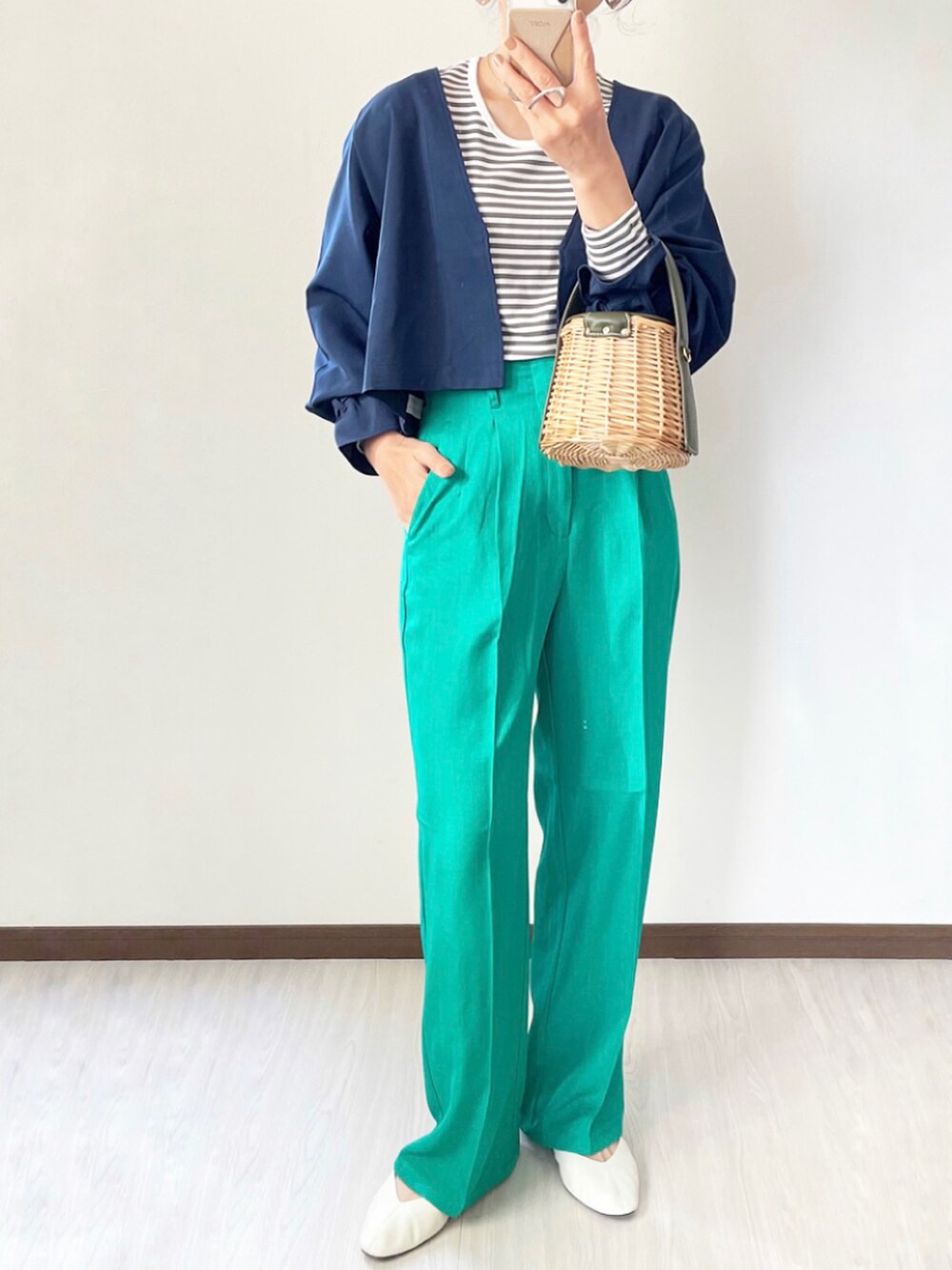 ブルー系のトレンチコートを着用したレディースの春コーディネートの3枚目の写真