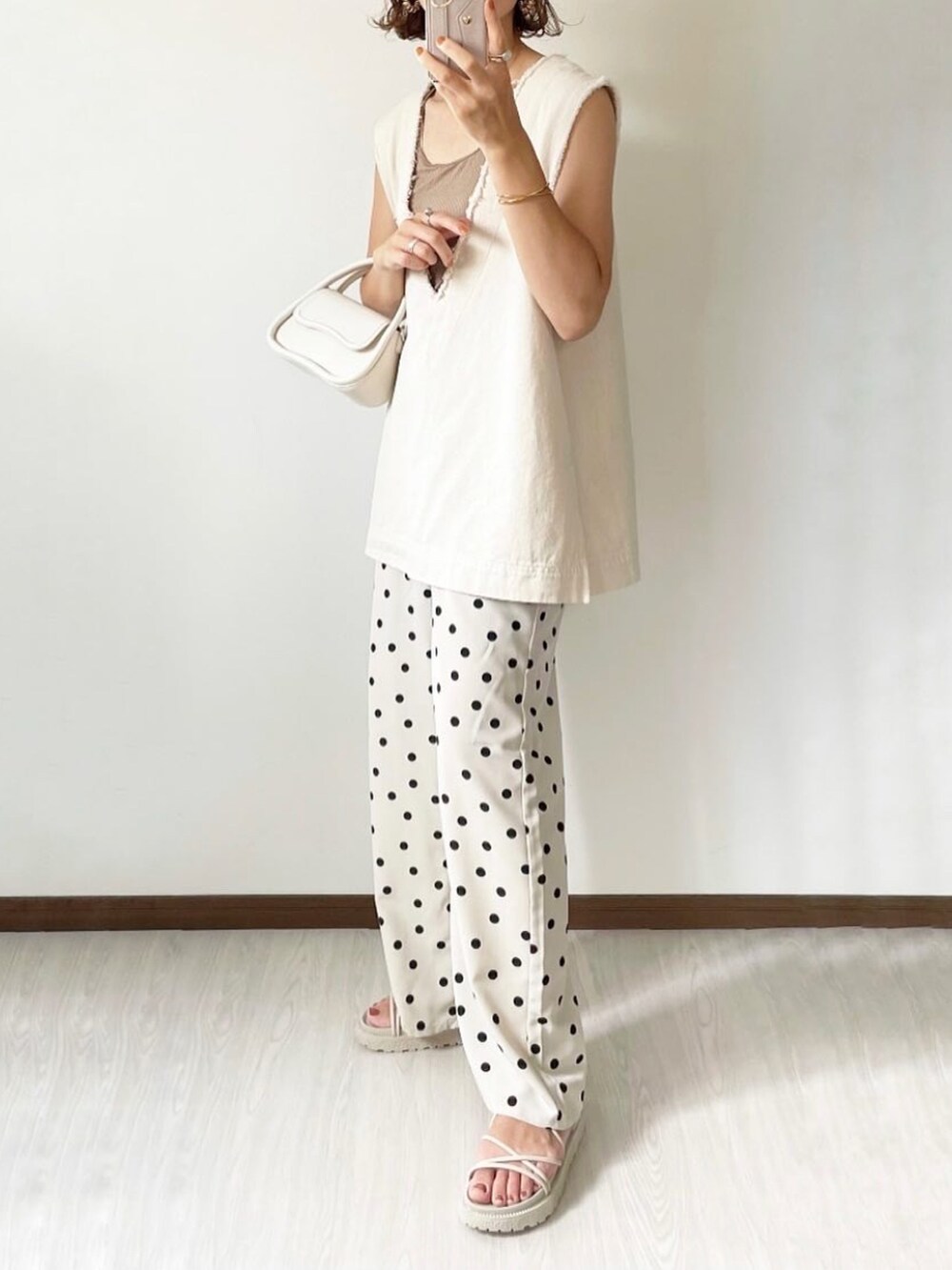 「DISCOATのUSコットン深Vベスト（ベスト、ホワイト系）」を使った、kaochocoさん（レディース・161cm）の夏コーディネートの2枚目の写真