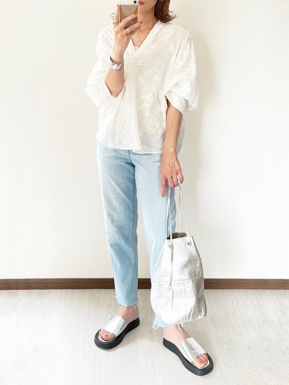 シルバー系のサンダルを着用したレディースの春コーディネートの4枚目の写真