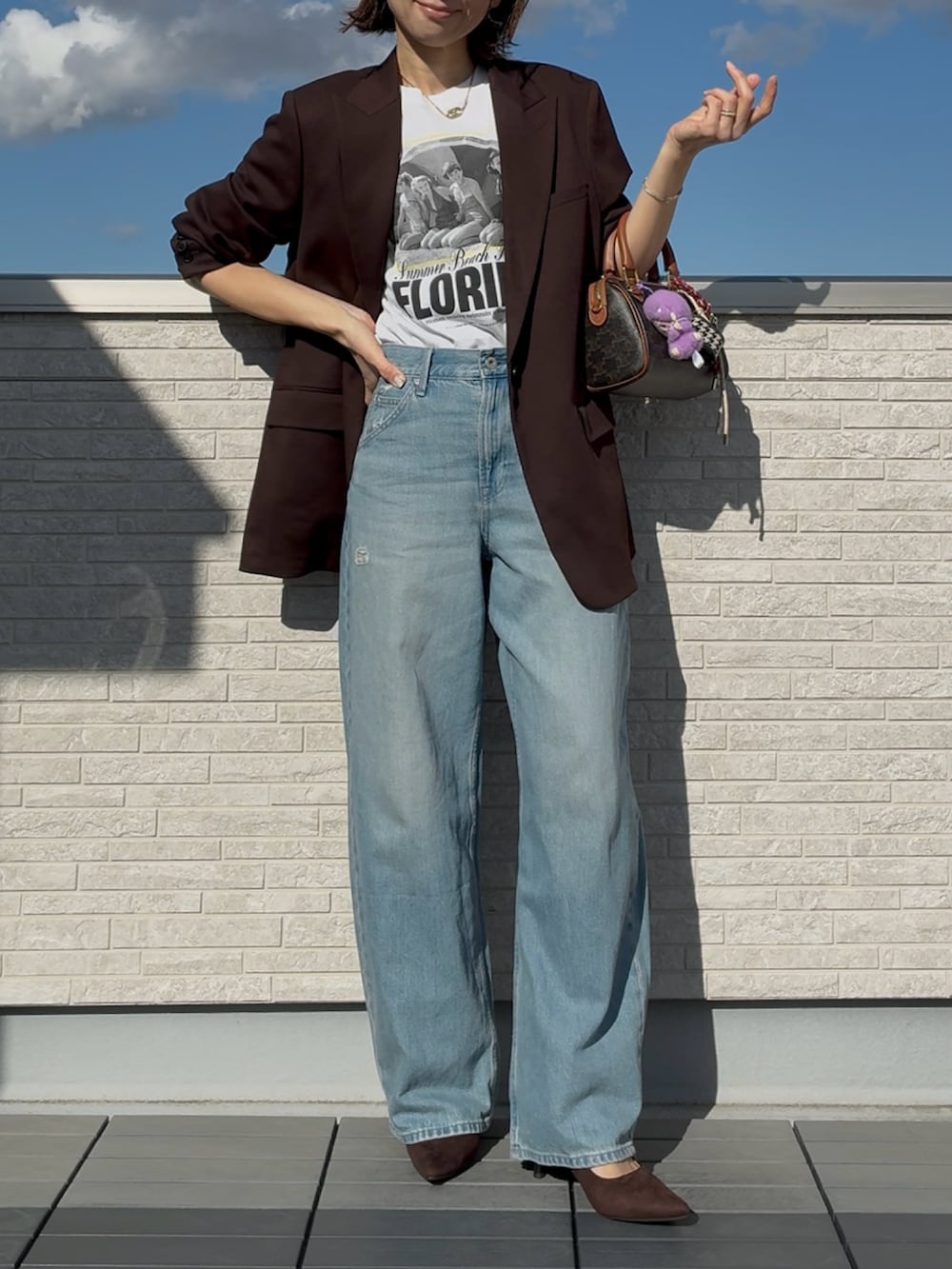 ブラウン系のパンプスを着用したレディースの春コーディネートの2枚目の写真