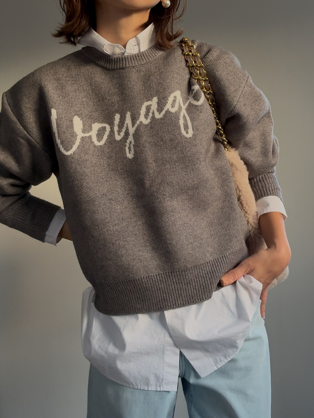 グレー系のニット/セーターを着用したレディースの冬コーディネートの2枚目の写真