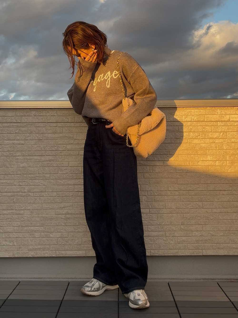 グレー系のニット/セーターを着用したレディースの冬コーディネートの5枚目の写真