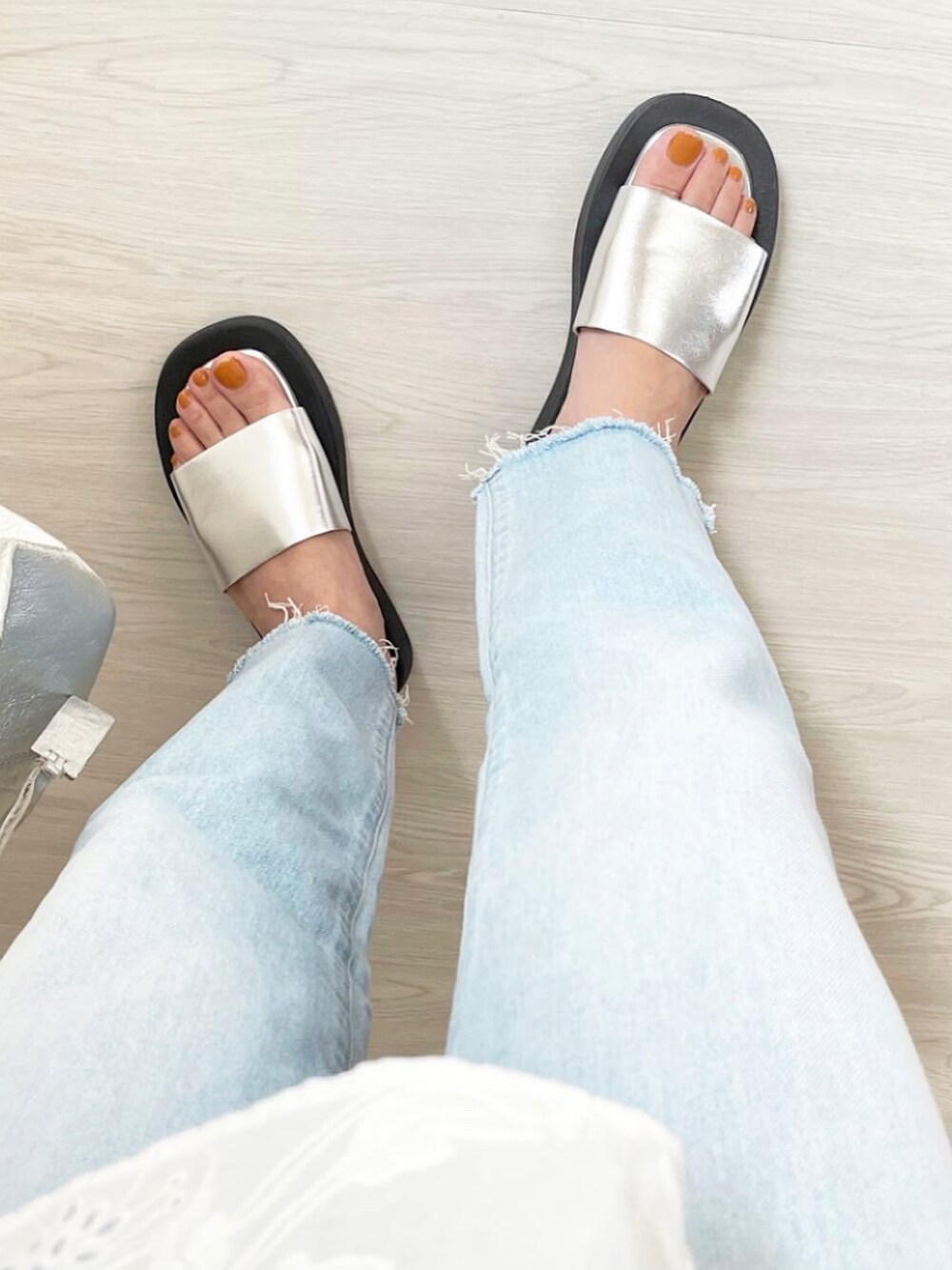 シルバー系のサンダルを着用したレディースの春コーディネートの3枚目の写真