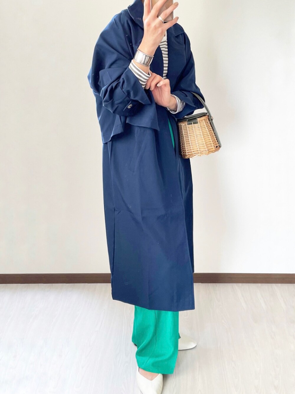 ブルー系のトレンチコートを着用したレディースの春コーディネートの4枚目の写真