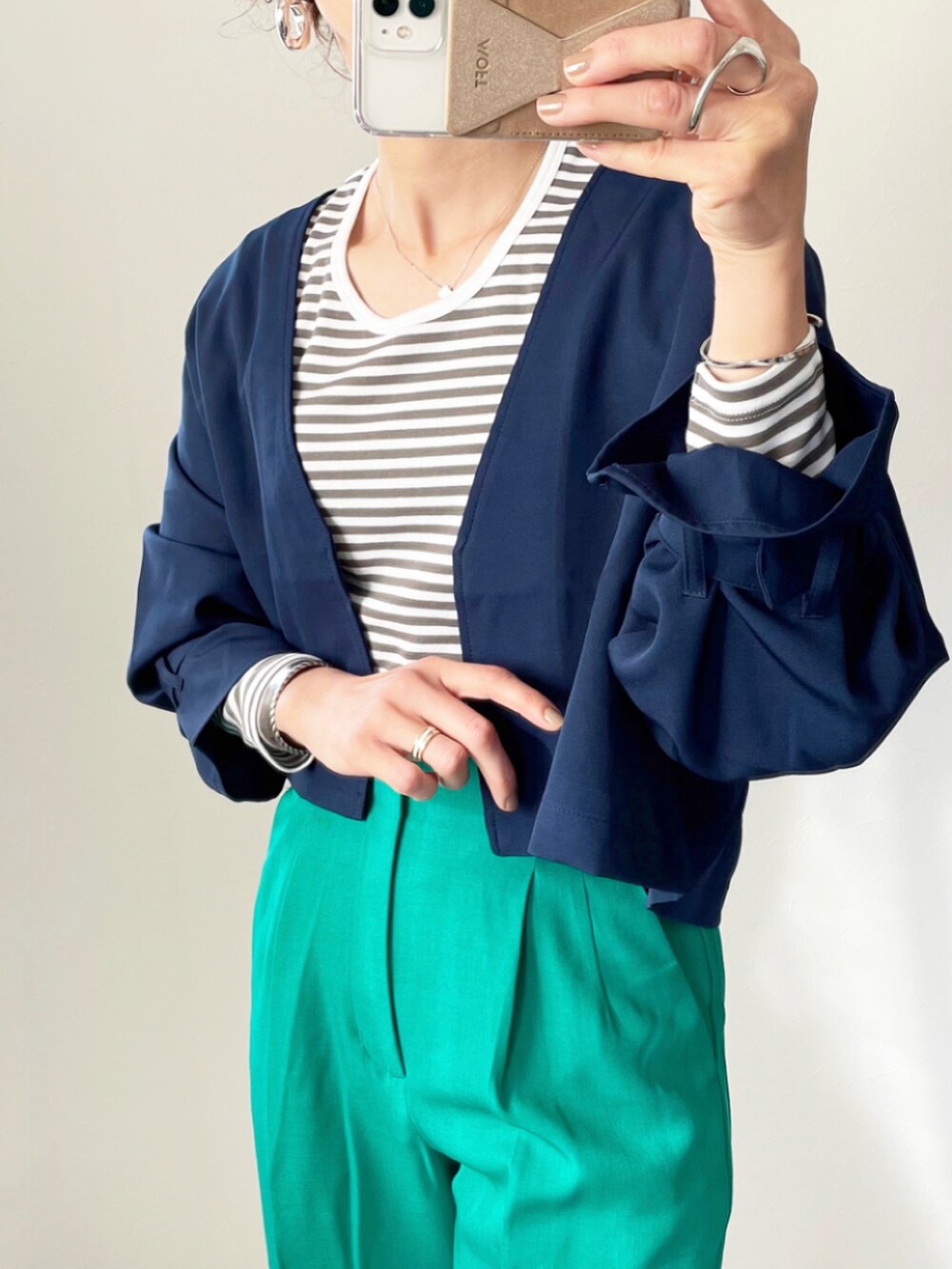 ブルー系のトレンチコートを着用したレディースの春コーディネートの5枚目の写真