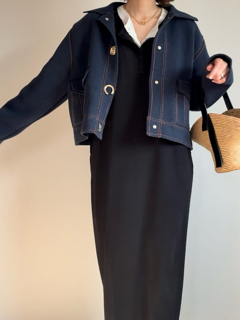 ブラック系のワンピースを着用したレディースの春コーディネートの2枚目の写真