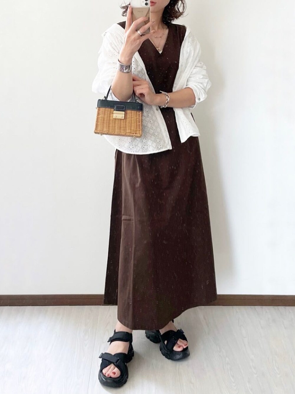 ブラック系のサンダルを着用したレディースの春コーディネートの4枚目の写真