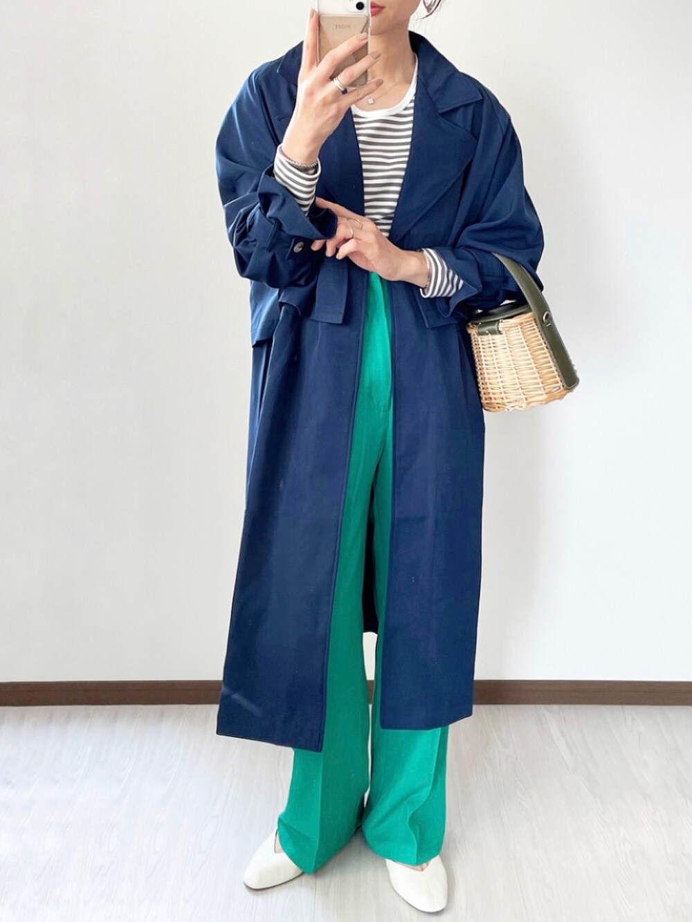 ブルー系のトレンチコートを着用したレディースの春コーディネートの2枚目の写真