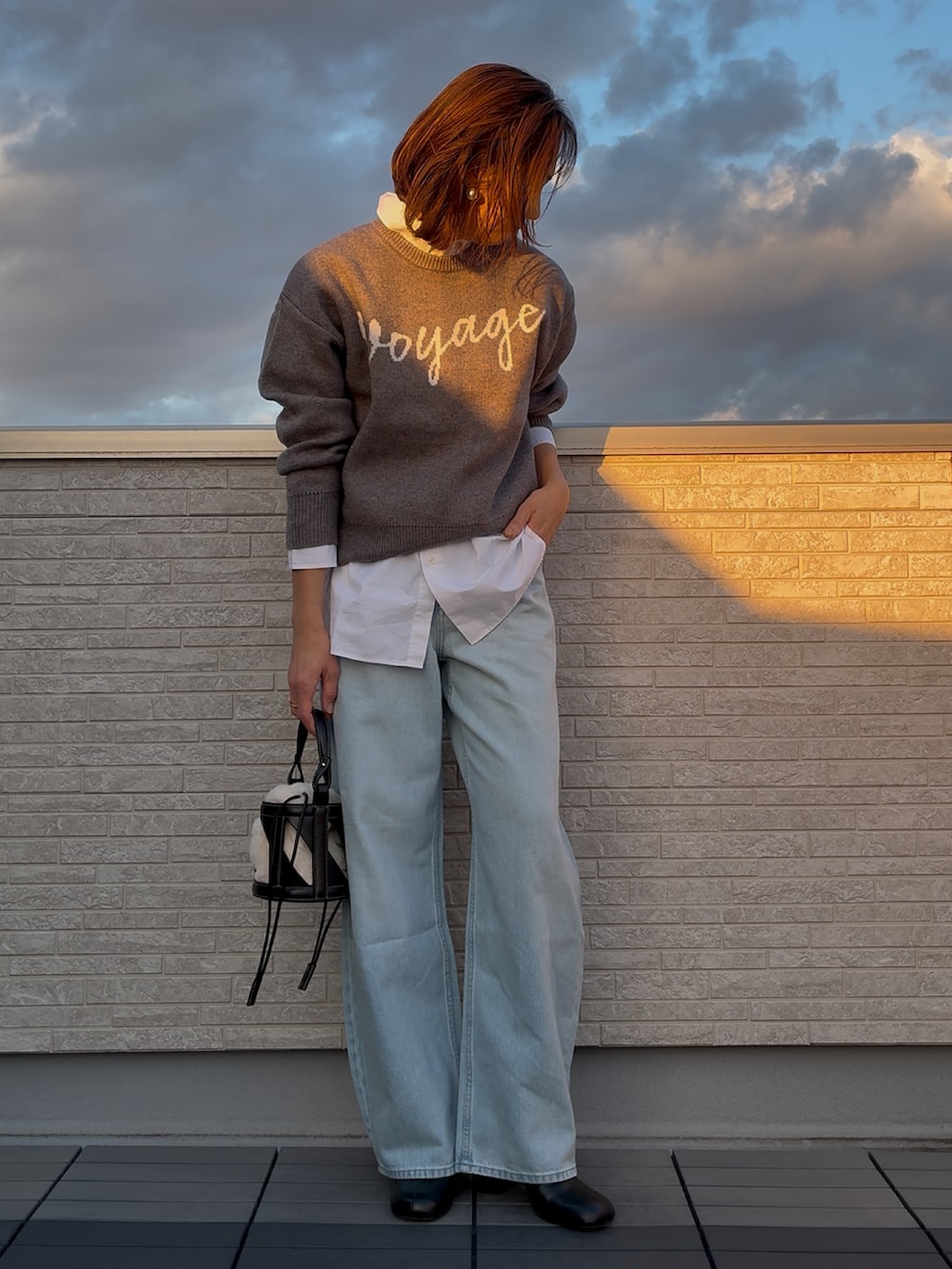 グレー系のニット/セーターを着用したレディースの冬コーディネートの3枚目の写真