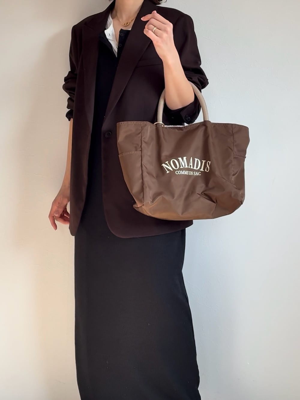 ブラック系のワンピースを着用したレディースの春コーディネートの5枚目の写真