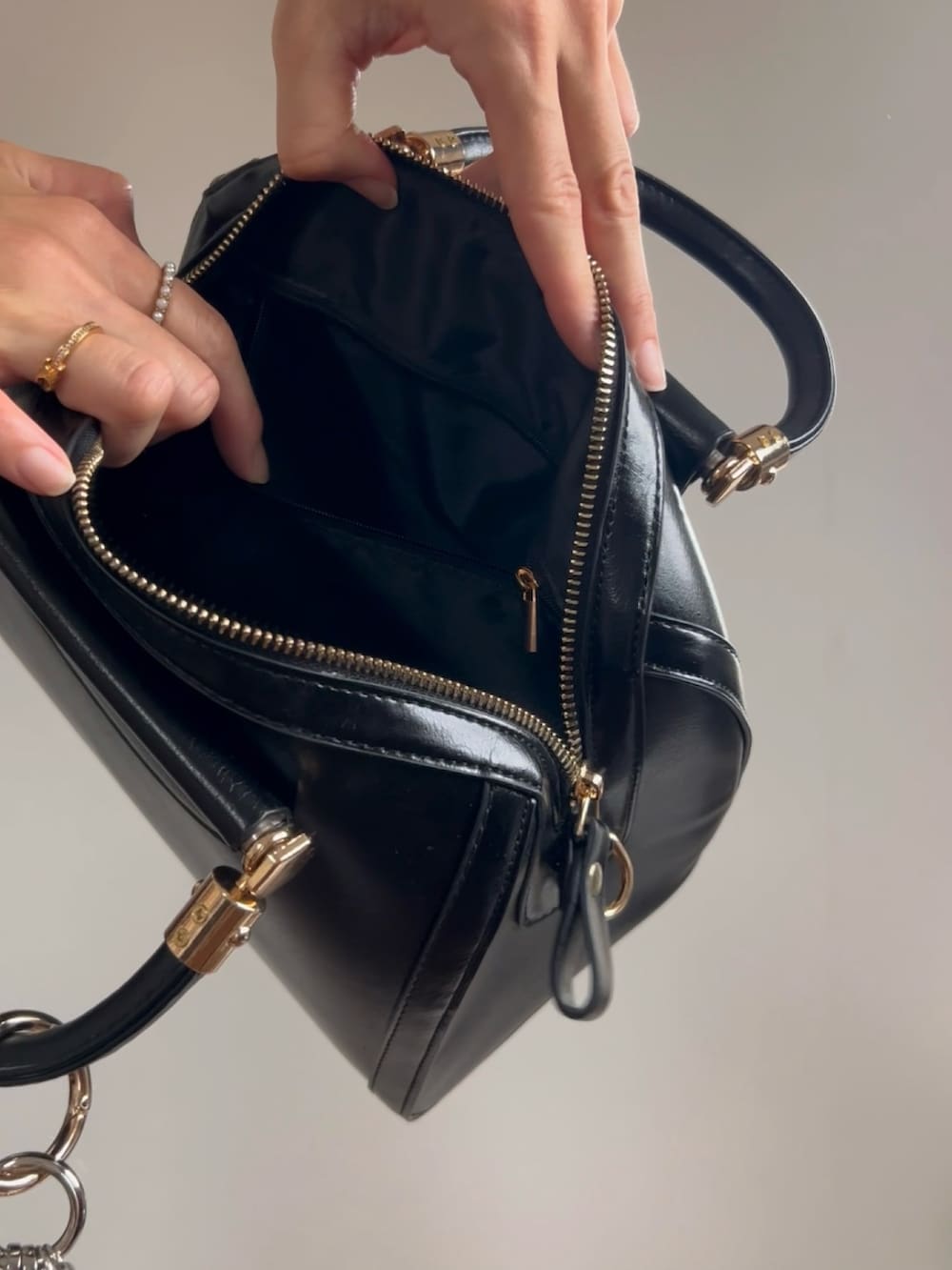 ブラック系のボストンバッグ、ブラウン系のスカートを着用したレディースの夏コーディネートの5枚目の写真