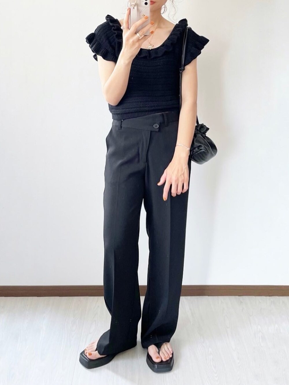 「GUのアイテム（パンツ、ブラック系）」を使った、kaochocoさん（レディース・161cm）の春コーディネートの2枚目の写真