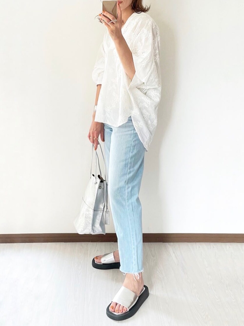 シルバー系のサンダルを着用したレディースの春コーディネートの2枚目の写真