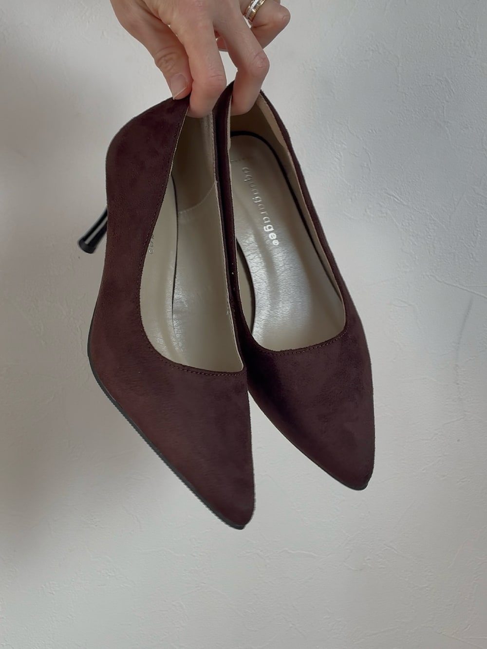 ブラウン系のパンプスを着用したレディースの春コーディネートの5枚目の写真