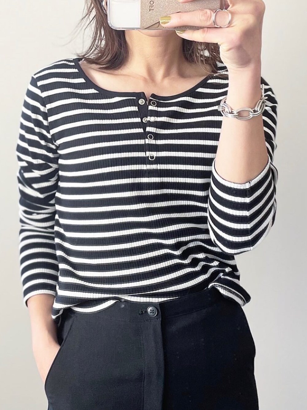 「GUのアイテム（Tシャツ/カットソー、ブラック系）」を使った、kaochocoさん（レディース・161cm）の冬コーディネートの4枚目の写真