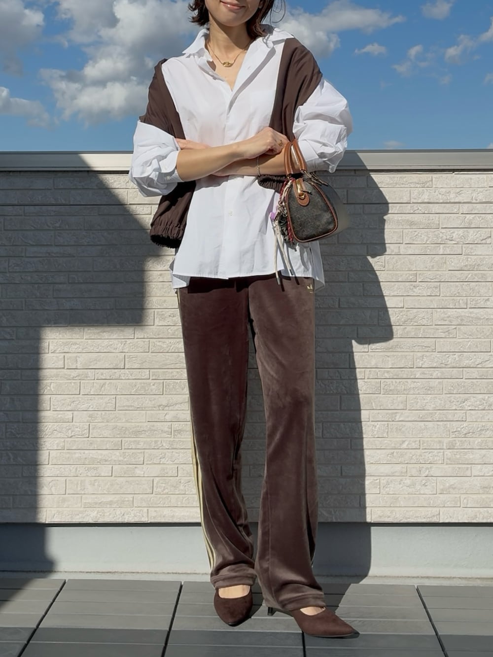 ブラウン系のパンプスを着用したレディースの春コーディネートの3枚目の写真