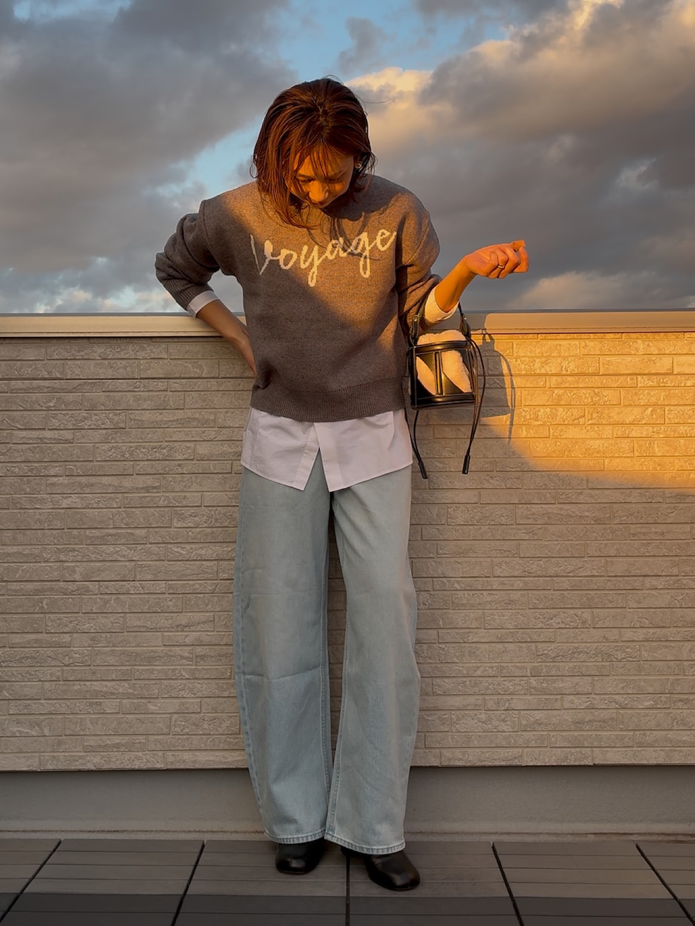 グレー系のニット/セーターを着用したレディースの冬コーディネートの4枚目の写真