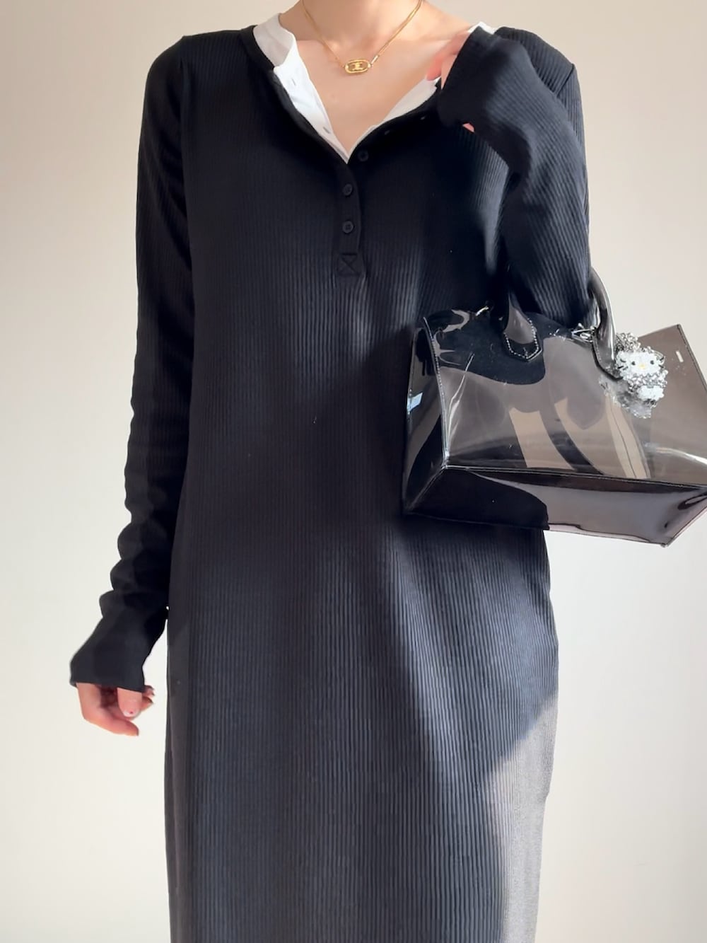 ブラック系のワンピースを着用したレディースの春コーディネートの3枚目の写真