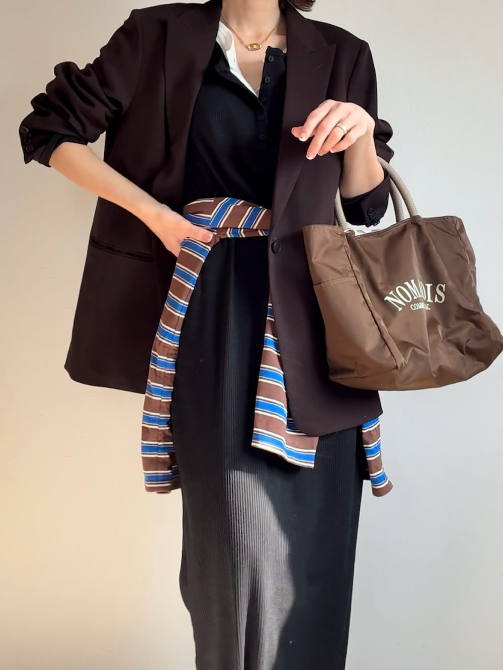 ブラック系のワンピースを着用したレディースの春コーディネートの4枚目の写真