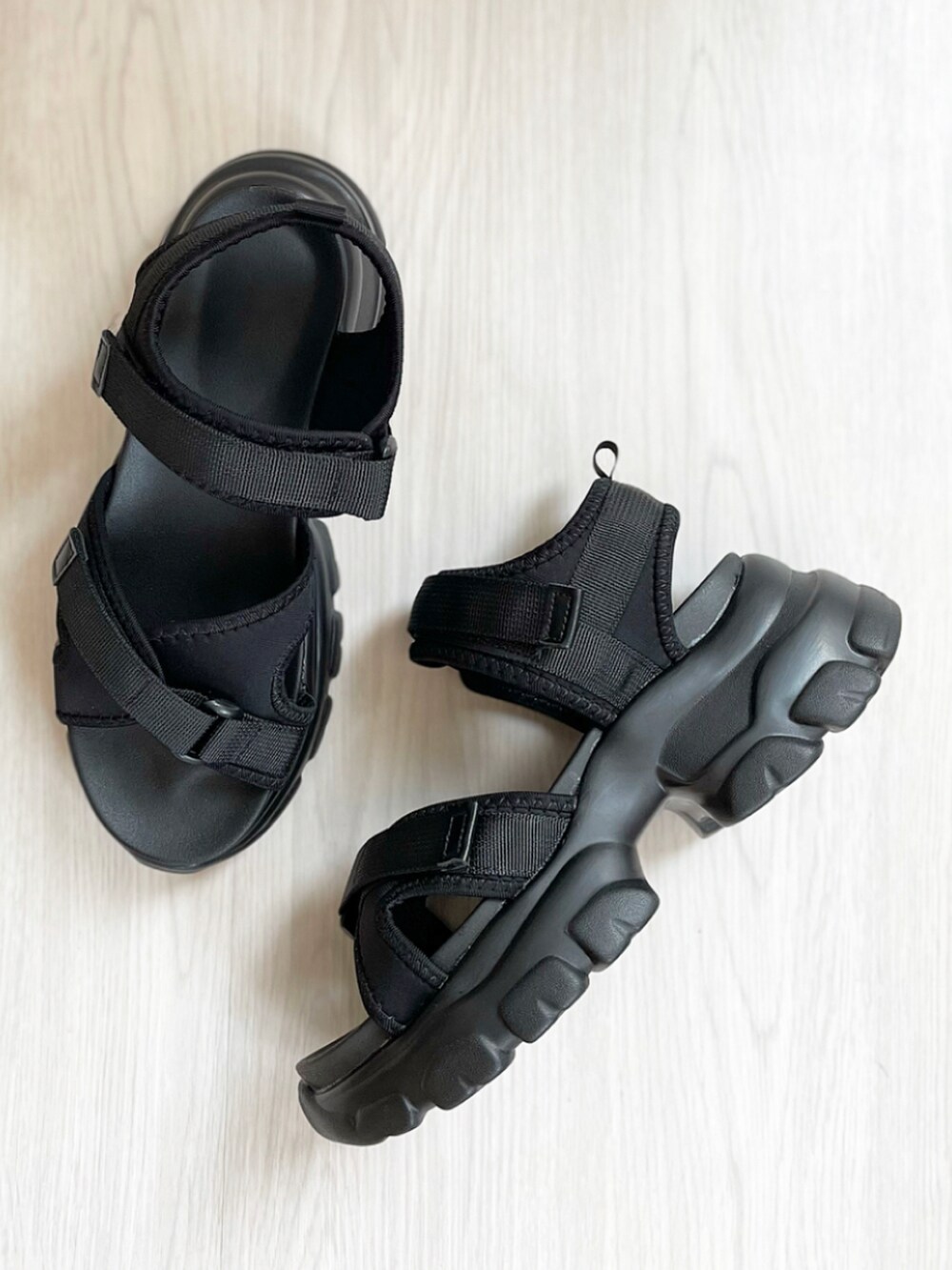 ブラック系のサンダルを着用したレディースの春コーディネートの5枚目の写真