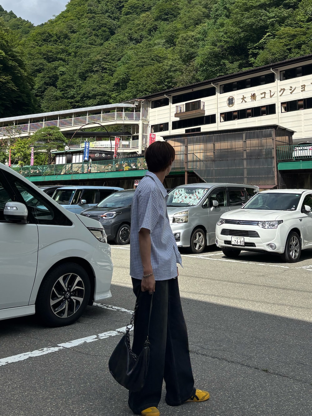 ホワイト系のシャツ/ブラウス、ブラック系のデニムパンツ、イエロー系のスニーカーを着用したメンズの夏コーディネートの2枚目の写真