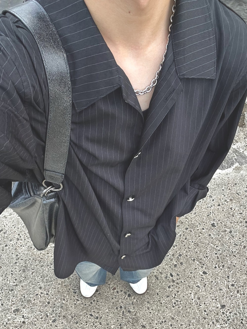 ブラック系のシャツ/ブラウス、ブルー系のデニムパンツ、ブラック系のショルダーバッグを着用したメンズの秋コーディネートの2枚目の写真