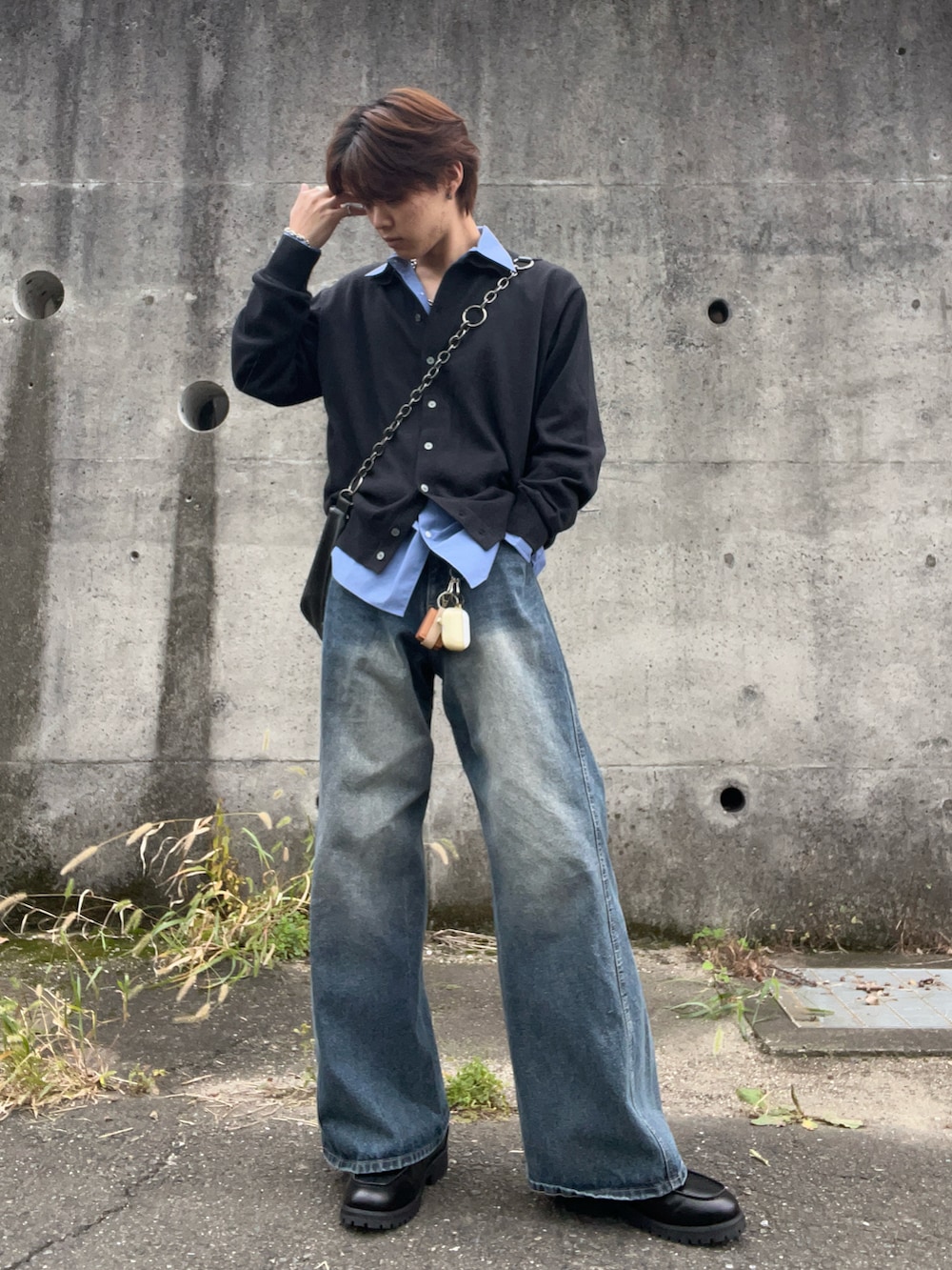 ブルー系のデニムパンツ、グレー系のシャツ/ブラウス、ブルー系のシャツ/ブラウスを着用したメンズの秋コーディネートの2枚目の写真