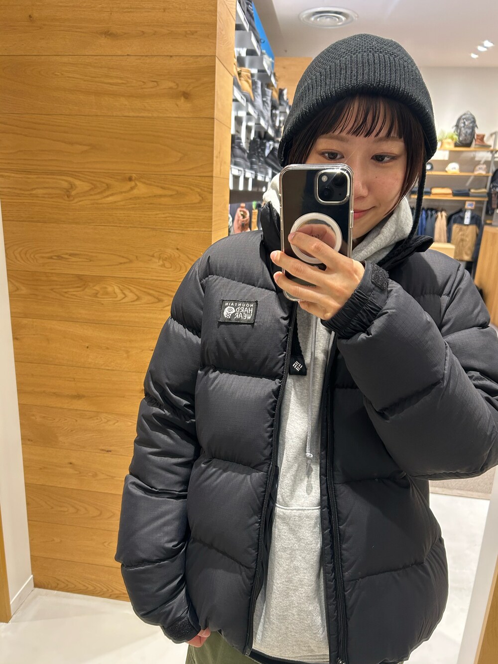 ブラック系のブーツ、グリーン系のカーゴパンツ、グレー系のパーカーを着用したレディースの冬コーディネートの2枚目の写真