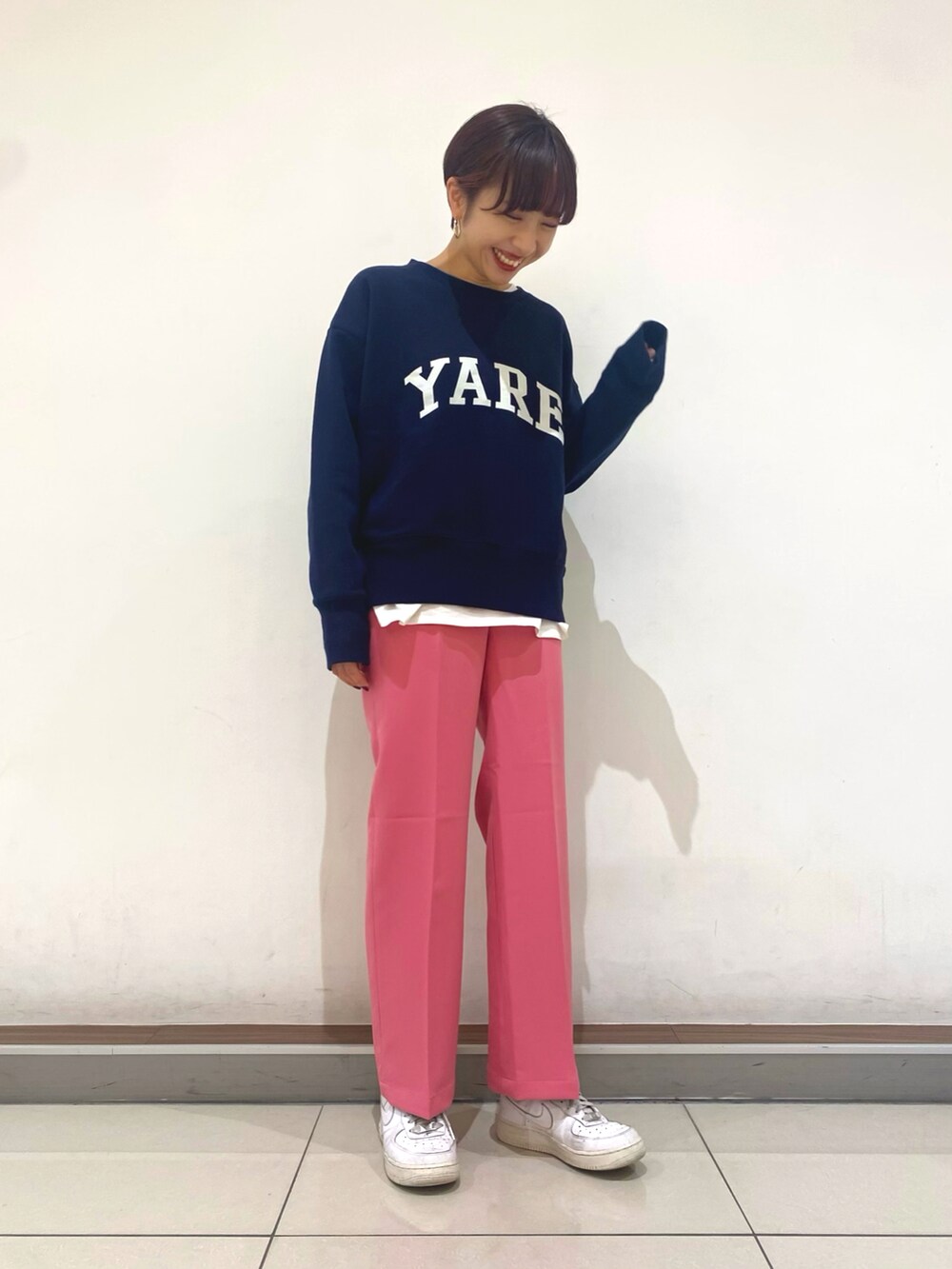 ブルー系のスウェット、ピンク系のその他パンツ、ホワイト系のスニーカーを着用したレディースの冬コーディネートの2枚目の写真