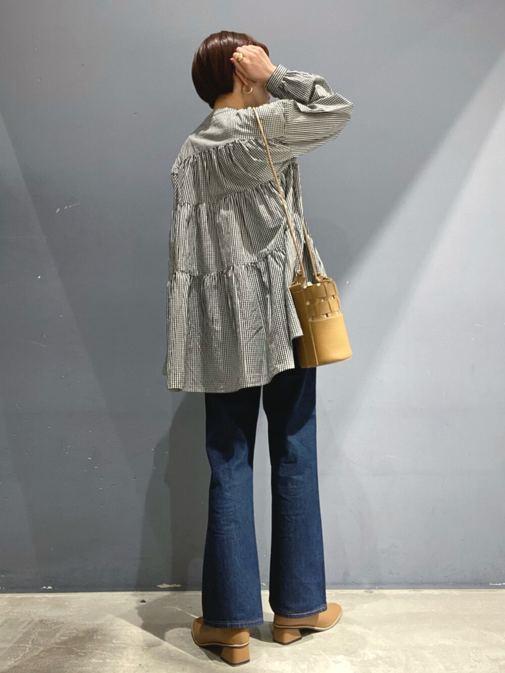 その他のシャツ/ブラウス、ブルー系のデニムパンツ、ブラウン系のショルダーバッグを着用したレディースの春コーディネートの2枚目の写真