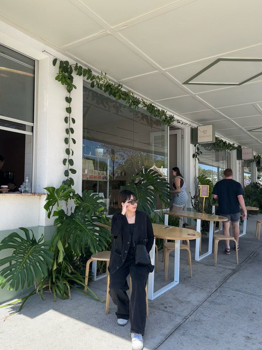 ブラック系のサロペット/オーバーオール、ブラック系のその他アウター、ブラック系のトートバッグを着用したレディースの冬コーディネートの3枚目の写真