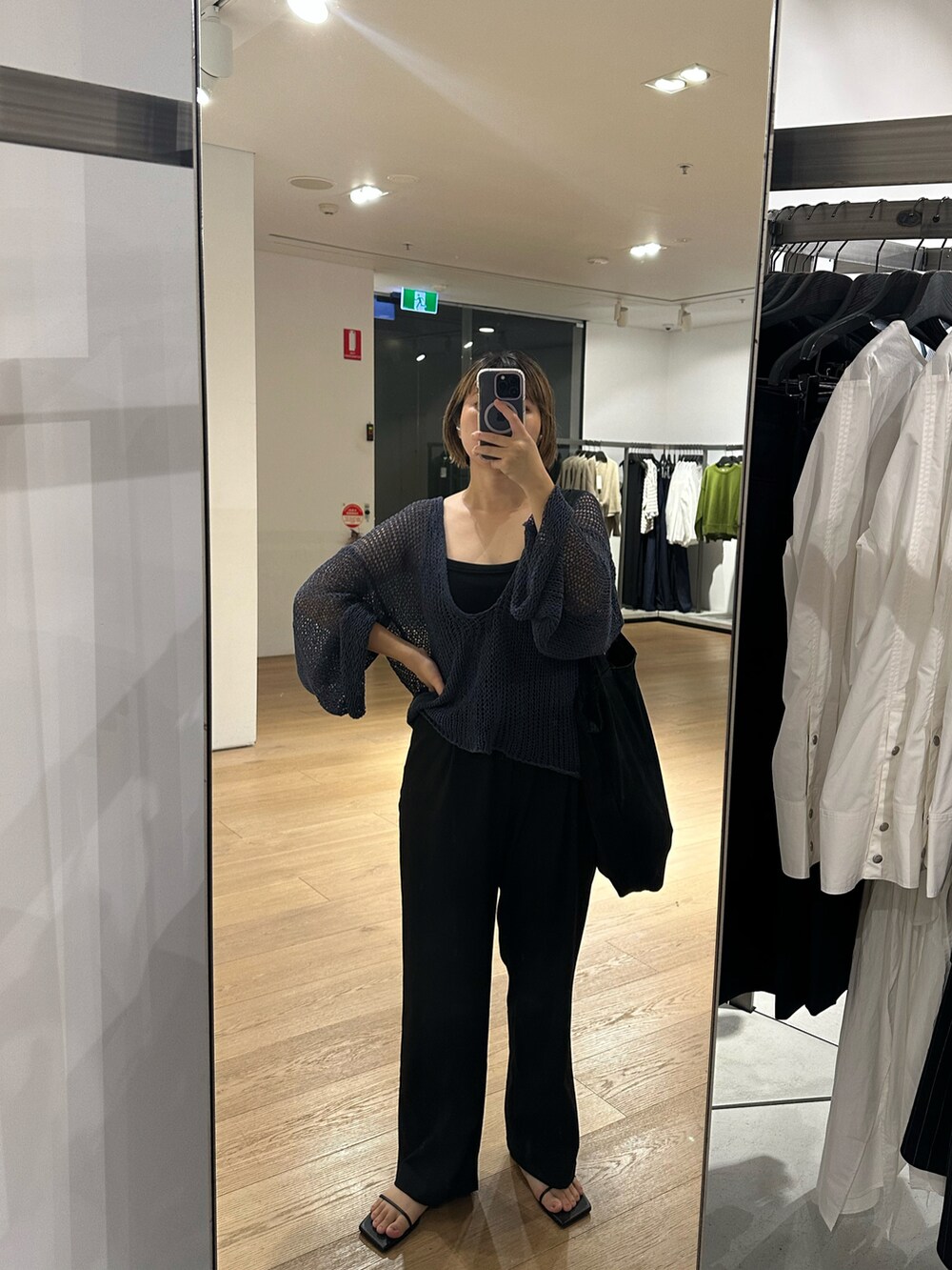 ブルー系のニット/セーターを着用したレディースの春コーディネートの4枚目の写真