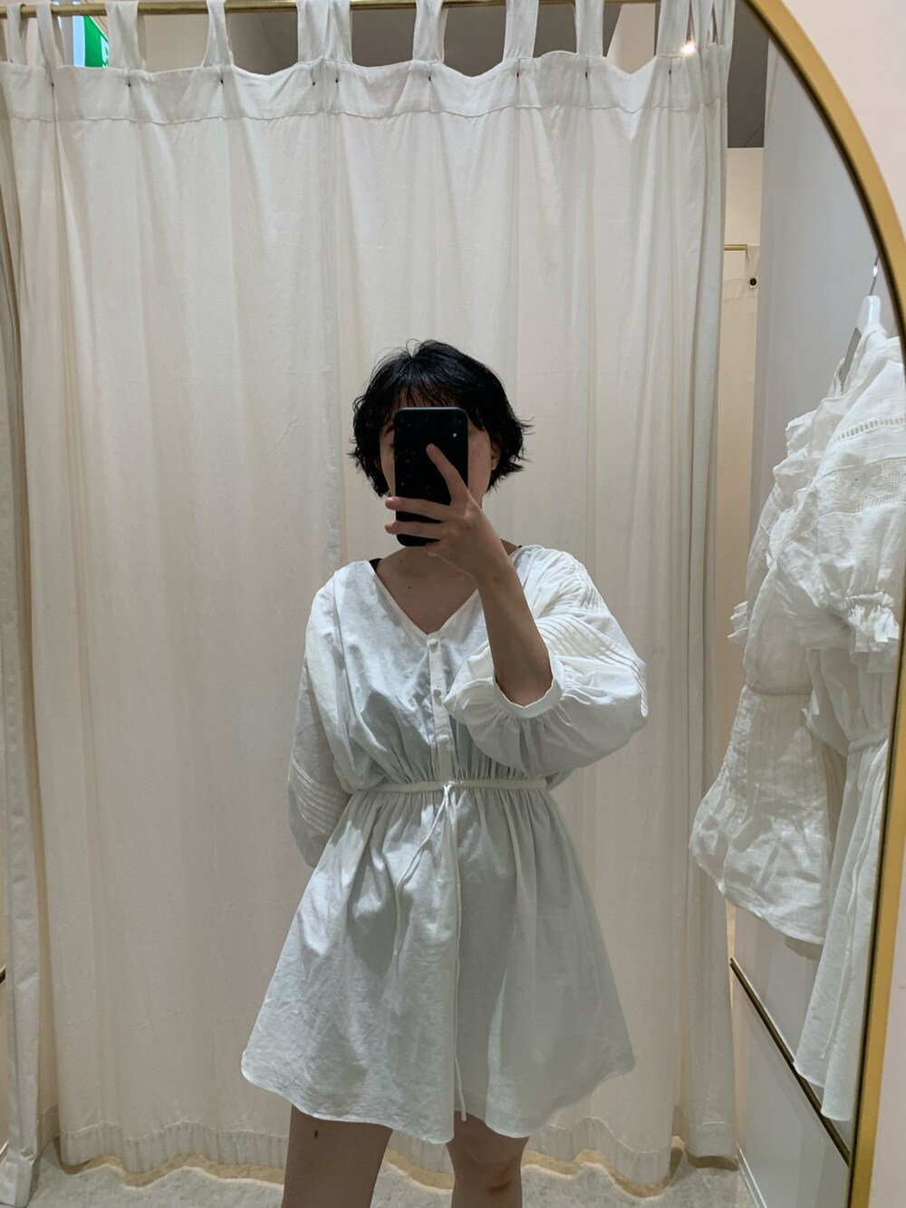 ホワイト系のワンピースを着用したレディースの秋コーディネートの2枚目の写真