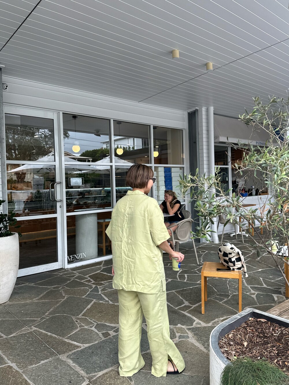 グリーン系のシャツ/ブラウスを着用したレディースの春コーディネートの2枚目の写真