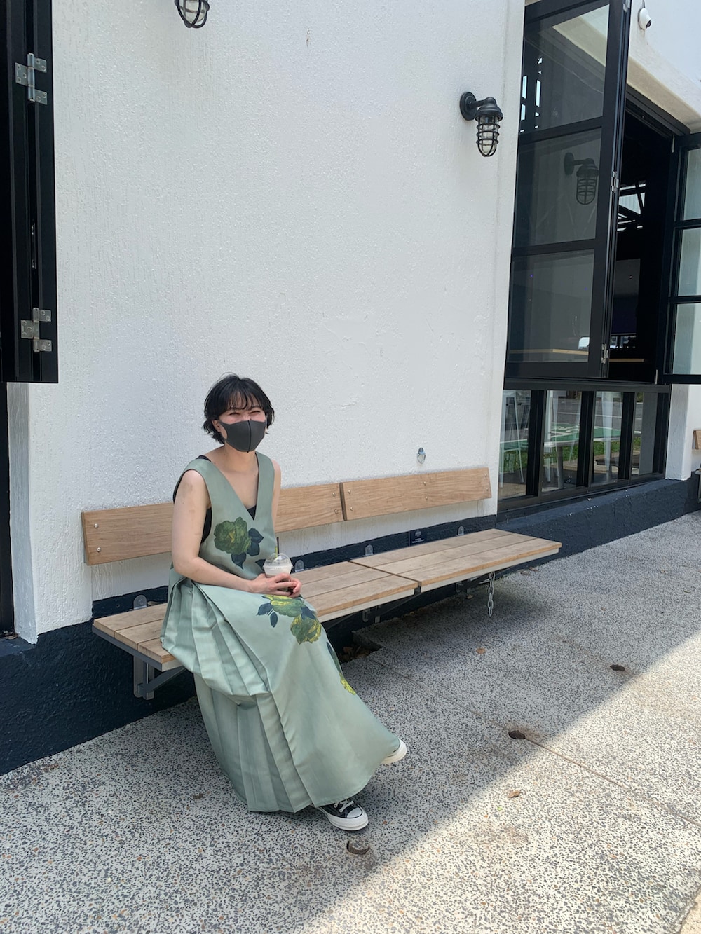 グリーン系のワンピースを着用したレディースの秋コーディネートの2枚目の写真