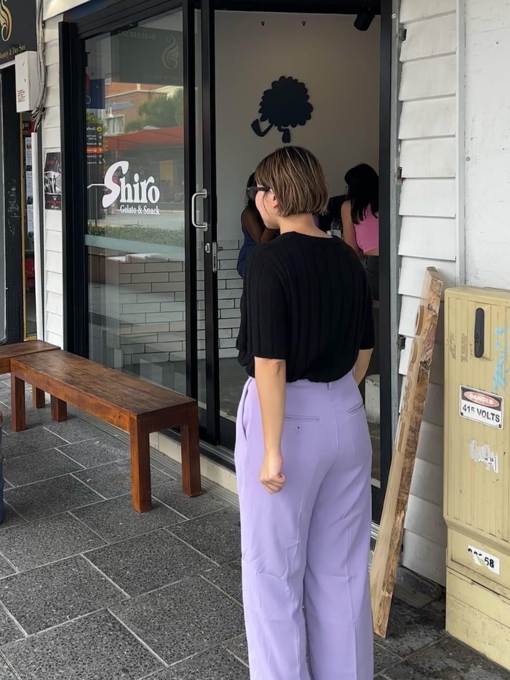 パープル系のサロペット/オーバーオール、ブラック系のトップスを着用したレディースの春コーディネートの2枚目の写真