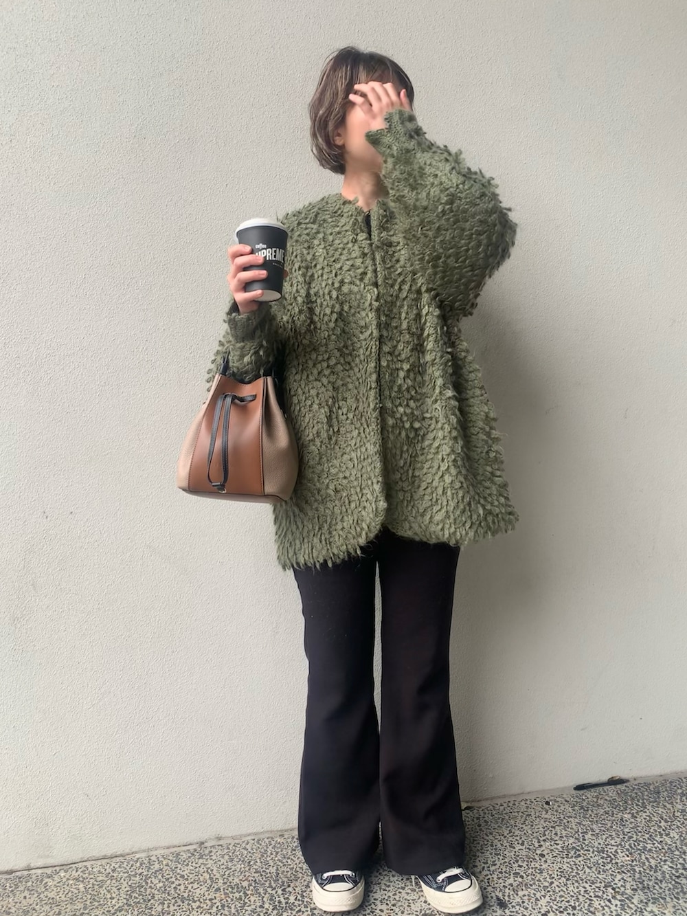 グリーン系のカーディガン/ボレロ、ブラウン系のショルダーバッグを着用したレディースの夏コーディネートの3枚目の写真