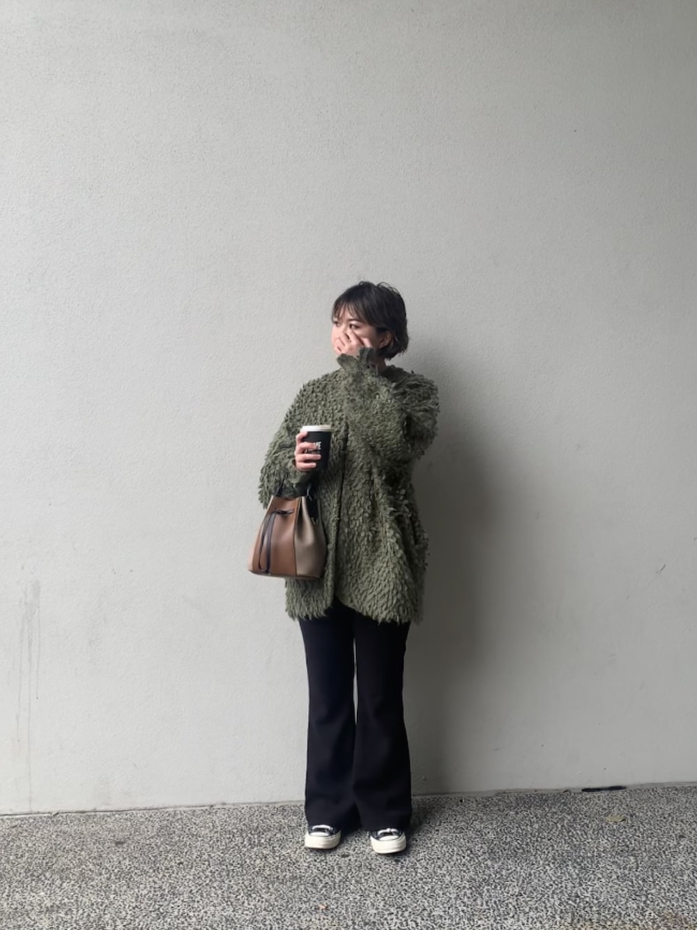 グリーン系のカーディガン/ボレロ、ブラウン系のショルダーバッグを着用したレディースの夏コーディネートの2枚目の写真