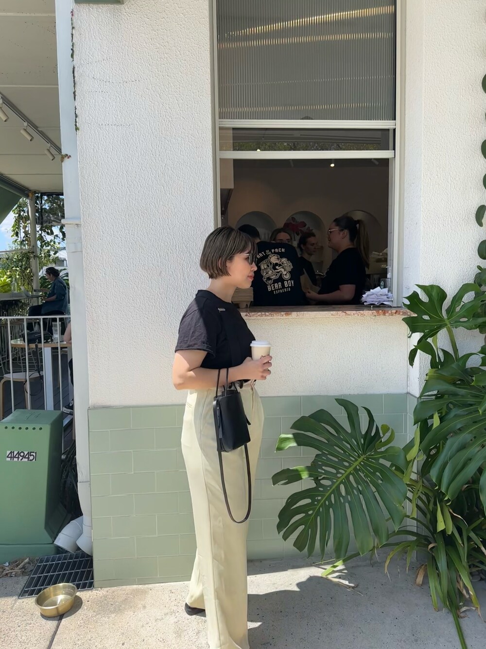 ベージュ系のパンツ、ブラック系のトートバッグを着用したレディースの冬コーディネートの2枚目の写真