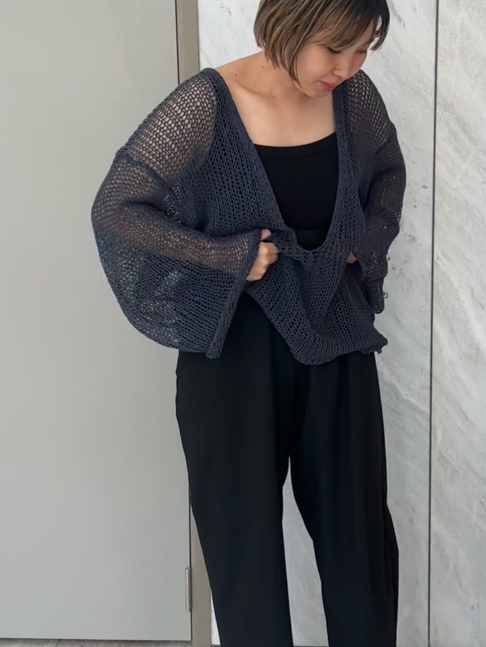 ブルー系のニット/セーターを着用したレディースの春コーディネートの5枚目の写真