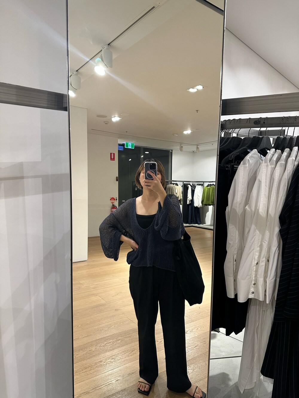 ブルー系のニット/セーターを着用したレディースの春コーディネートの3枚目の写真