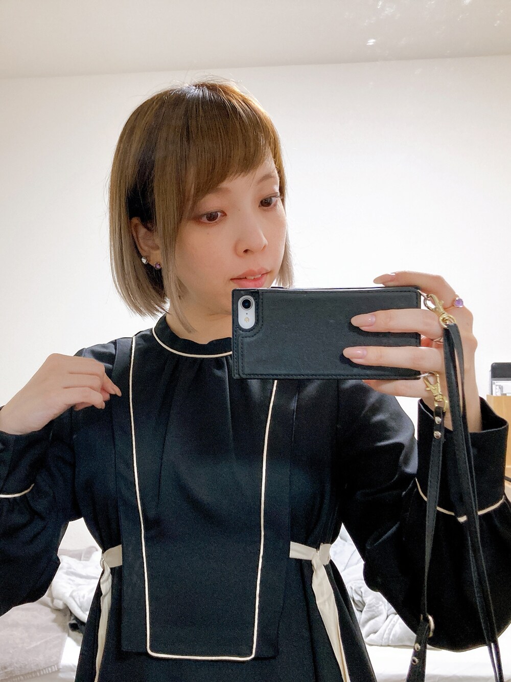 「仕事着、ブーツスタイル、黒ワンピ、ブルベ夏、骨格ウェーブ、顔タイプフレッシュ」｜「UNITED TOKYOのパイピングフレアワンピース（ワンピース、ブラック系）」を使った、hikaruさん（レディース・157cm）の冬コーディネートの2枚目の写真