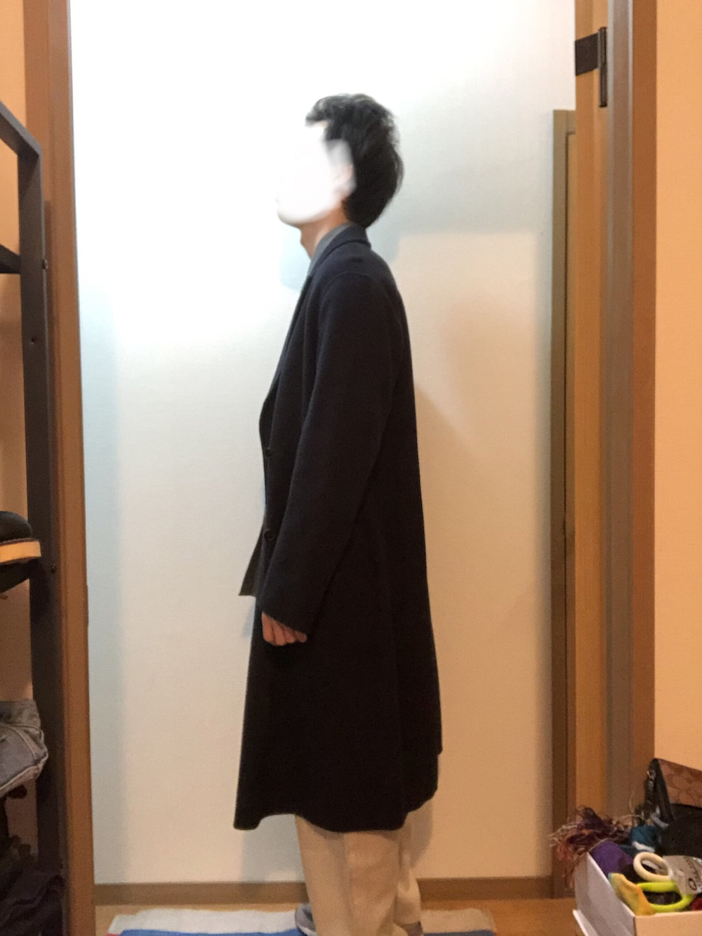 グレー系のシャツ/ブラウス、グレー系のスニーカー、ブルー系のその他アウターを着用したメンズの冬コーディネートの3枚目の写真