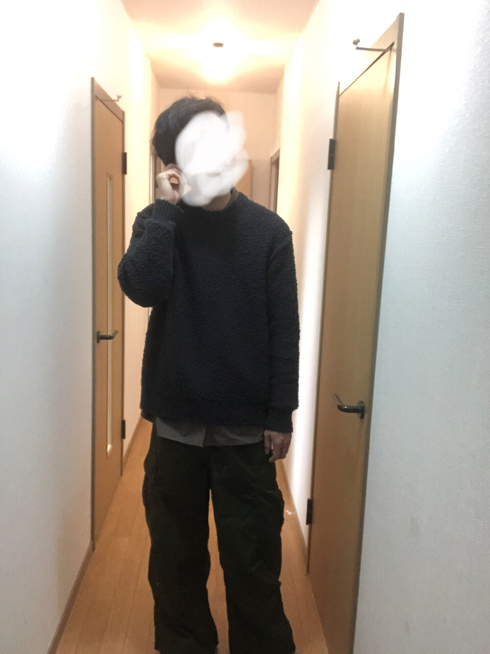 ブルー系のニット/セーター、ブラウン系のシャツ/ブラウスを着用したメンズの秋コーディネートの2枚目の写真