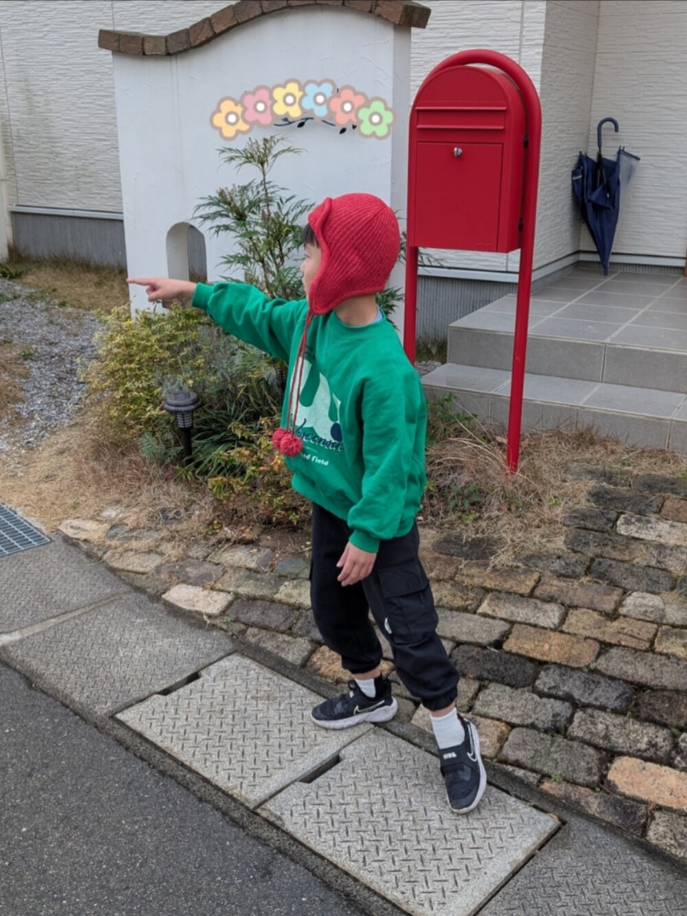 グリーン系のスウェット、ブラック系のパンツ、ブラック系のスニーカーを着用したキッズの冬コーディネートの3枚目の写真