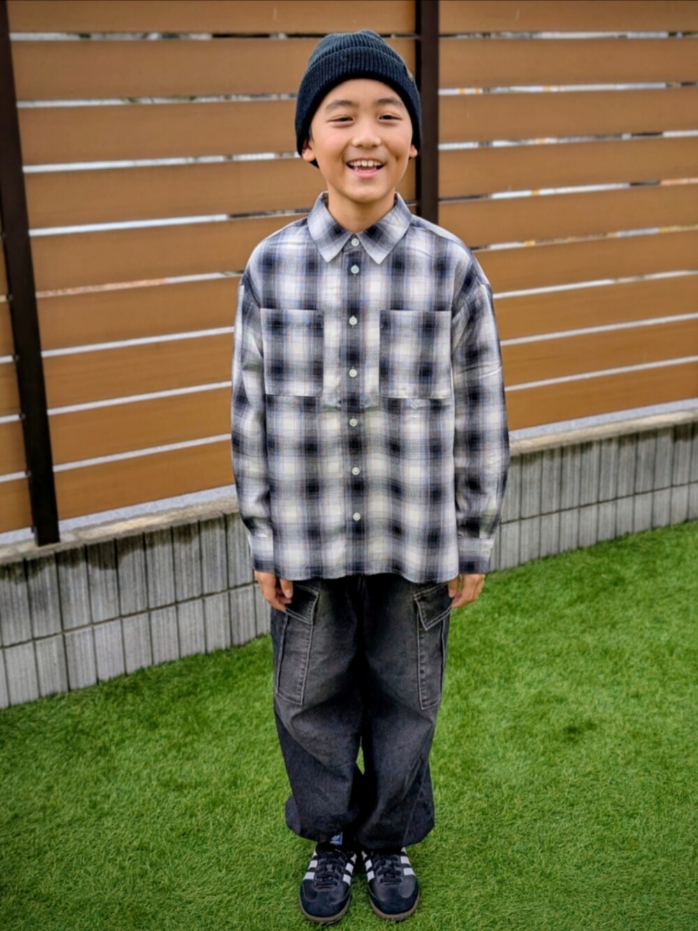 ブラック系のシャツ/ブラウス、ブラック系のパンツ、ブラック系のスニーカーを着用したキッズの冬コーディネートの3枚目の写真